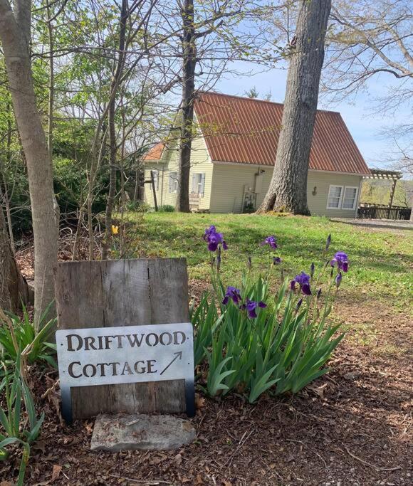 Driftwood Cottage With Hot Tub On Lake Cumberland Russell Springs Εξωτερικό φωτογραφία